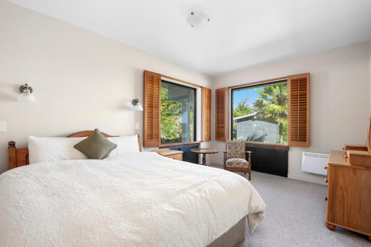 Lakefront Villa - Waitahanui Holiday Home Exterior photo
